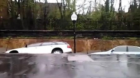 Imagini incredibile: Mai multe maşini au fost înghiţite de pământ VIDEO