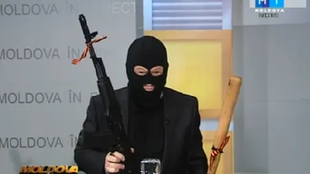 Un MODERATOR de la Moldova 1 a intrat ÎN DIRECT cu CAGULĂ şi cu o ARMĂ în mână VIDEO