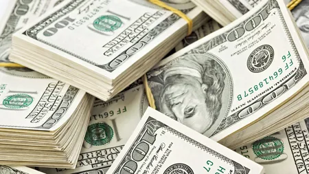 A găsit 125.000 de dolari pe stradă şi I-A DAT ÎNAPOI