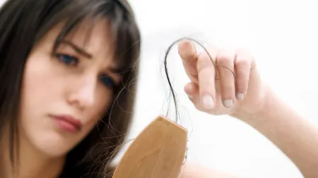 Căderea părului: Greşeli care te lasă fără păr
