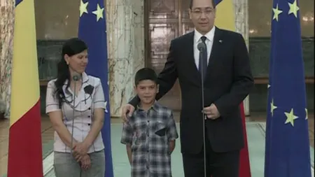 Băiatul de 11 ani care a salvat un copil căzut într-o fântână a fost premiat de Victor Ponta