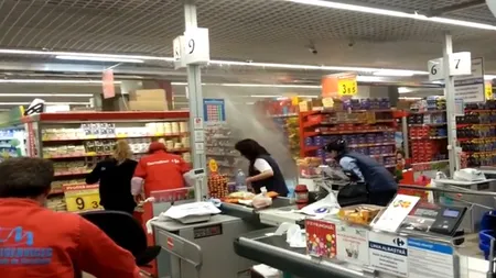 Imagini INCREDIBILE filmate într-un magazin din Capitală. Tavanul unui supermarket a cedat din cauza ploii