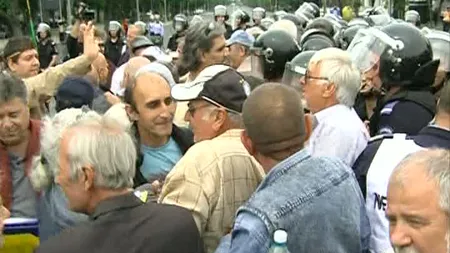 Protest cu scandal în faţa Guvernului: Revoluţionarii s-au îmbrâncit cu jandarmii VIDEO