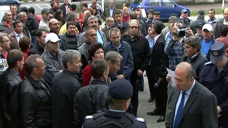 PROTESTE la Oltchim. Zeci de foşti angajaţi solicită plăţile compensatorii VIDEO