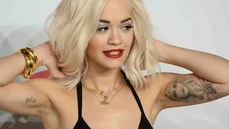 Rita Ora a rămas dezbrăcată pe covorul roşu. Uite prin ce a trecut vedeta FOTO