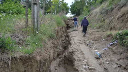 Localnicii din satele din Vâlcea, rămase izolate din cauza inundaţiilor, îşi pot exercita dreptul de vot