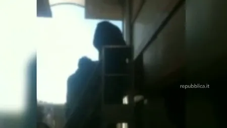 ŞOCANT: Au tăiat sicriul la înmormântare pentru că nu încăpea în criptă VIDEO