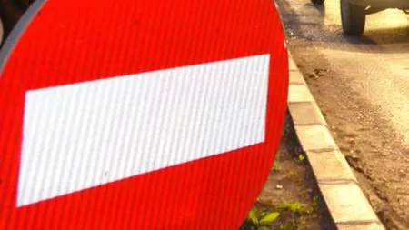 Circulaţie închisă pe DN 2N, din cauza unei alunecări de teren