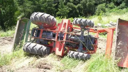 Un bărbat s-a răsturnat cu tractorul şi a murit strivit