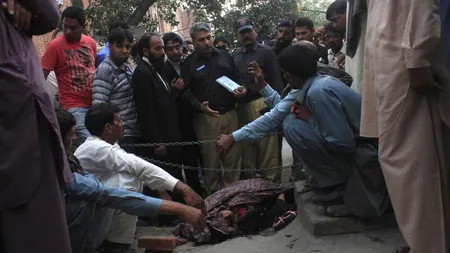 Cazul femeii însărcinate care a fost lapidată. Premierul pakistanez cere MĂSURI URGENTE