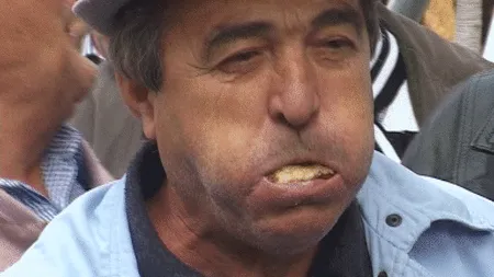 A murit într-un mod stupid: la un concurs de mâncat biscuiţi din Bacău