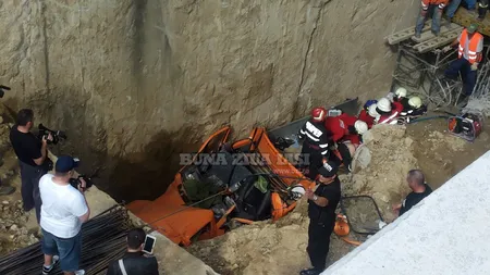 ACCIDENT GRAV în Iaşi. Doi oameni sunt răniţi după ce AU CĂZUT CU MAŞINA ÎNTR-O GROAPĂ
