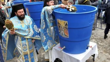 12.000 de litri de apă sfinţită pentru credincioşi de Bobotează, în curtea Catedralei patriarhale