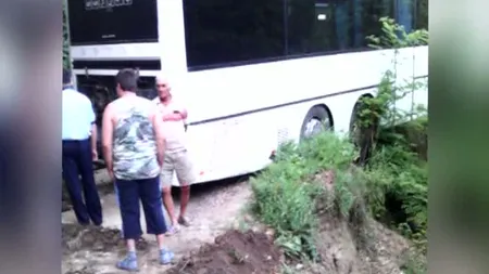Un autocar cu elevi din Brăila, la un pas să cadă în râpă FOTO