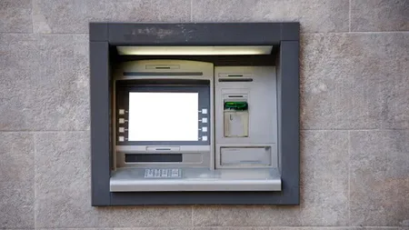 Doi adolescenţi au spart un bancomat folosindu-se de manual