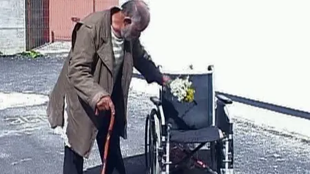 Un cerşetor din Piteşti se dă olog ziua, şi seara pleacă pe picioarele lui, cu sute de lei în buzunar