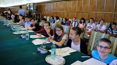 ZIUA INTERNAŢIONALĂ A COPILULUI 2014. Copiii au condus duminică o şedinţă de Guvern la Palatul Victoria