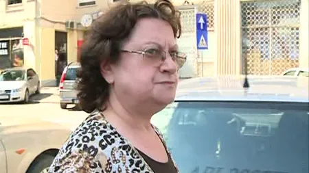 Soţia lui Mircea Băsescu, REACŢIE NERVOASĂ în faţa jurnaliştilor: Lăsaţi-mă în pace că sun la 112, mă sufocaţi