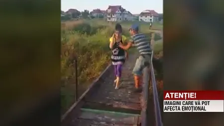 Violenţă dusă la extrem din partea unor copii. Vezi ce se întâmplă cu fata asta când trece pe un pod