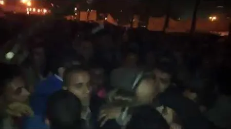 Imagini şocante: Tânără violată la Cairo, în mijlocul mulţimii. SUA reacţionează dur VIDEO