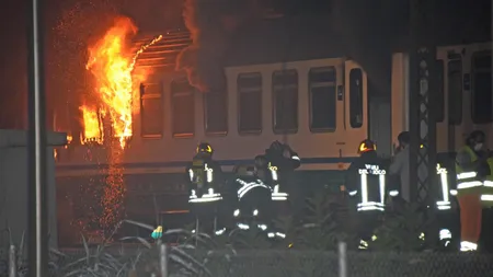 Panică pe calea ferată, în Italia. Un tren cu pasageri a fost cuprins de flăcări VIDEO