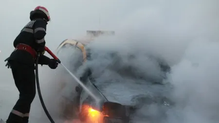 Panică pe şosea. Un taxi a fost cuprins de flăcări în timpul mersului VIDEO