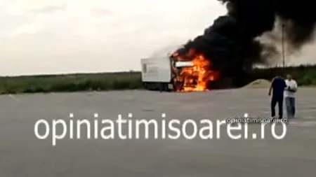 Un TIR încărcat cu cereale s-a făcut scrum VIDEO