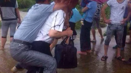 Viralul zilei: Oficialul chinez cărat în spate la inundaţii a fost demis FOTO