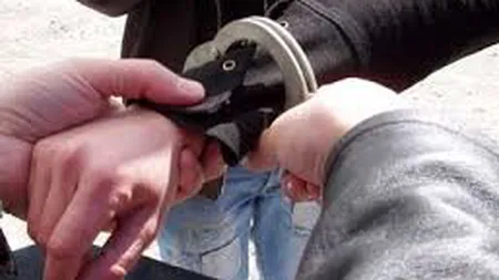 Trei femei prinse de poliţişti după ce au jefuit două bătrâne