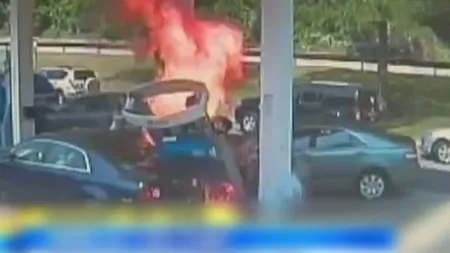Eroi printre noi: Un poliţist a salvat un bătrân care a intrat cu maşina într-o pompă de benzină VIDEO
