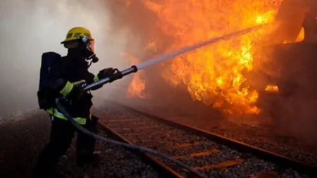 Locomotiva unui marfar a luat foc în apropierea gării din Baia Mare