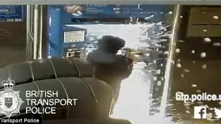 Jafuri cu flex şi târnăcop la automate de bilete din Marea Britanie VIDEO