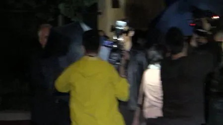 SCANDAL la priveghiul lui Ilie Vonica. Văduva milionarului, escortată la capela. Jurnaliştii, AGRESAŢI de rude