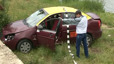 Accident spectaculos în judeţul Suceava! Doi oameni au plonjat cu maşina în albia unui râu