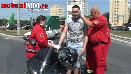 Motociclist, lovit sub ochii poliţiştilor. Şoferul a fugit de la locul accidentului VIDEO