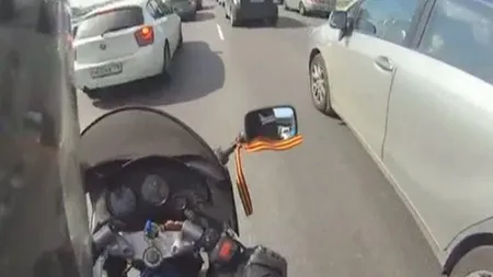 Slalom printre maşini cu final neaşteptat făcut de un MOTOCICLIST GRĂBIT VIDEO