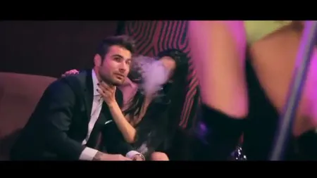 IMAGINI-ŞOC. Adrian Mutu bea ŞAMPANIE și fumează TRABUC alături de o BOMBĂ SEXY - VIDEO