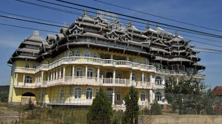 Ţiganii hunedoreni, vedete în presa britanică: Palatele ridicate fără autorizaţie riscă să fie demolate FOTO