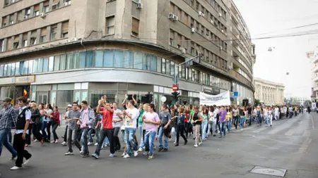 Incidente la PARADA ELEVILOR bucureşteni. Opt tineri au fost duşi la Poliţie