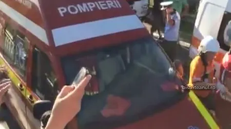 Copiii din Bistriţa, striviţi de un TIR în timp ce erau în ambulanţă, plânşi de tot satul