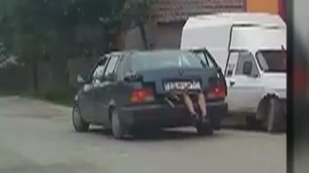 Doi argeşeni au mers cu copilul în portabagajul maşinii VIDEO