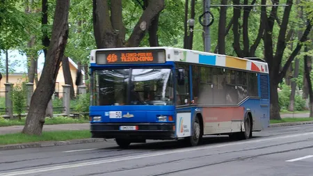 SCANDALOS! O tânără din Iaşi, bruscată de controlorii de bilete din autobuz