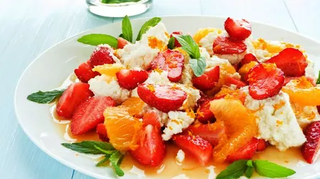 REŢETA ZILEI: Salata cu căpşuni şi portocale