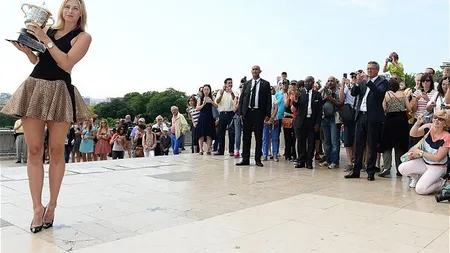 Imagini de senzaţie: Şarapova, în fustă mini şi cu tocuri cui, cu trofeul Roland Garros în braţe VIDEO&FOTO