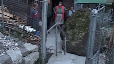 Casa le-a fost DISTRUSĂ de o STÂNCĂ, dar asigurătorul nu a putut să evalueze paguba din LIPSĂ DE MOTORINĂ
