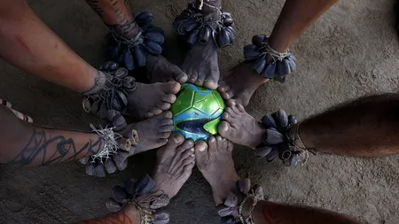 Tribul amazonian Tatuyo joacă fotbal la bustul gol, la câţiva km de un oraş gazdă al Cupei Mondiale FOTO