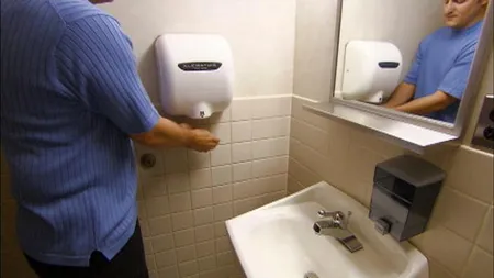De ce să nu foloseşti NICIODATĂ uscătoarele de mâini din toaletele publice