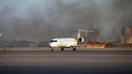 Aeroportul din Tripoli a fost ATACAT de grupările islamiste. Un avion a luat foc