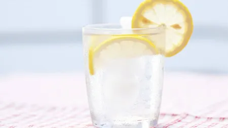 De ce să bei apă cu lămâie