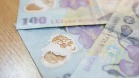 Trei persoane au cumpărat 90.000 de euro cu BANCNOTE FALSE de 100 de lei